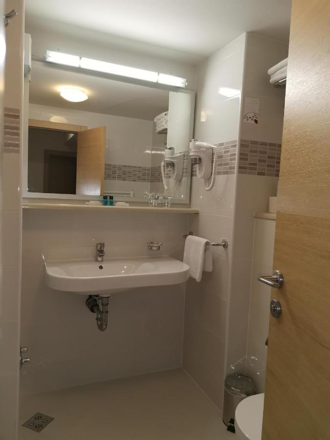 Hotel Quercus Дрвеник Екстериор снимка